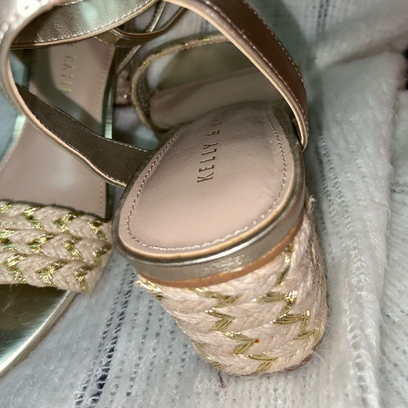 Never worn sandals with small heel - Picture 2 of 6